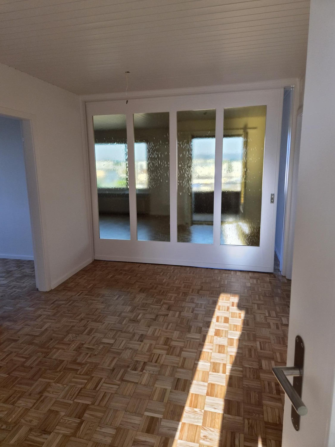 appartement de 4 pièces
description":"rénové et très bien entretenu, convient à un jeune couple, un ascenseur pour fauteuil roulant sera installé, un compartiment de cave, station de bus directement devant l'immeuble.", photo 2 sur 10