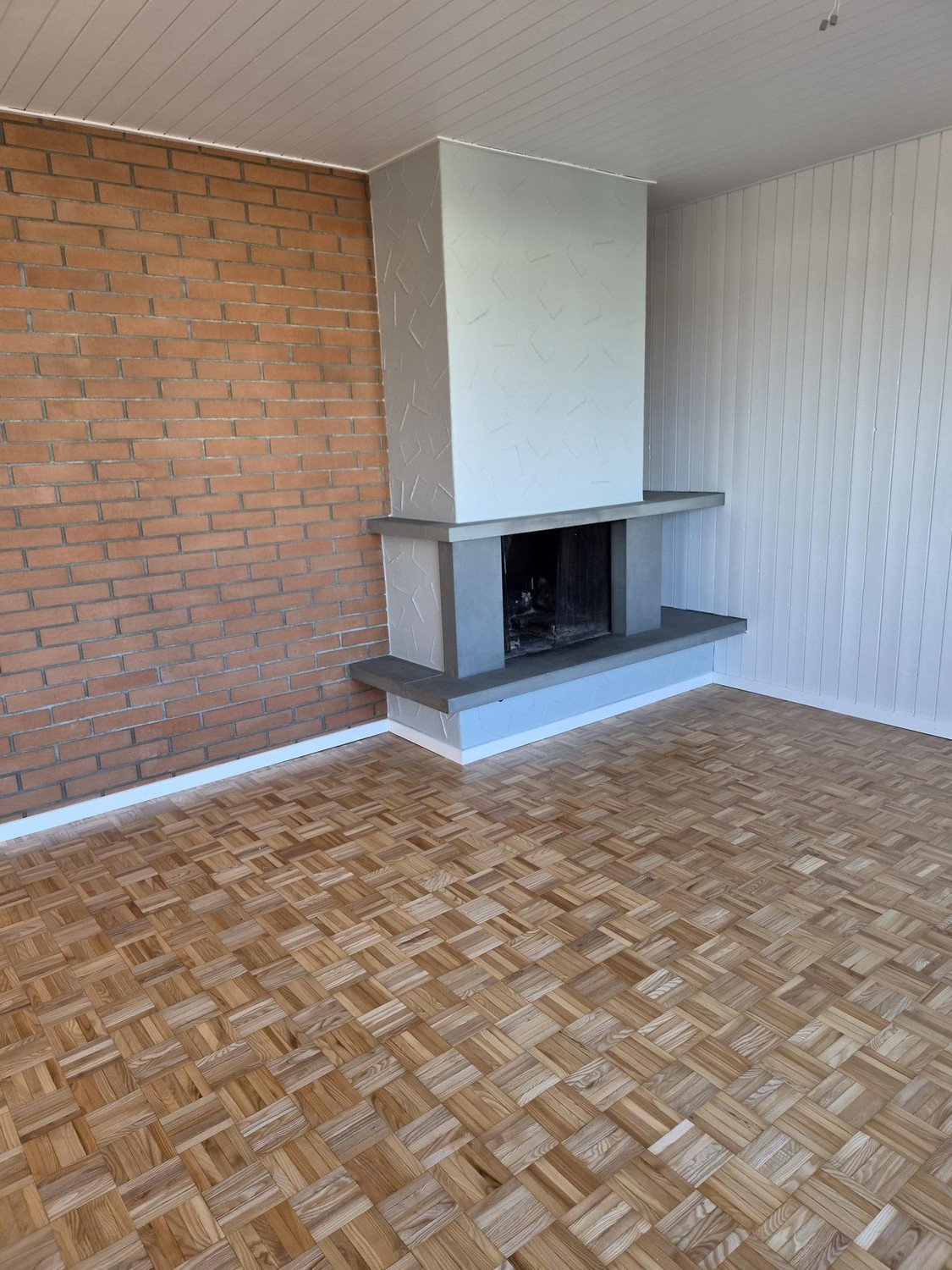 appartement de 4 pièces
description":"rénové et très bien entretenu, convient à un jeune couple, un ascenseur pour fauteuil roulant sera installé, un compartiment de cave, station de bus directement devant l'immeuble.", photo 10 sur 10