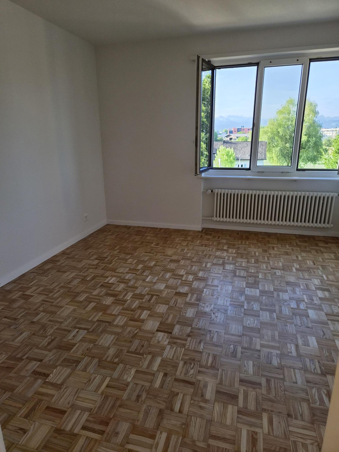 appartement de 4 pièces
description":"rénové et très bien entretenu, convient à un jeune couple, un ascenseur pour fauteuil roulant sera installé, un compartiment de cave, station de bus directement devant l'immeuble.", photo 3 sur 10