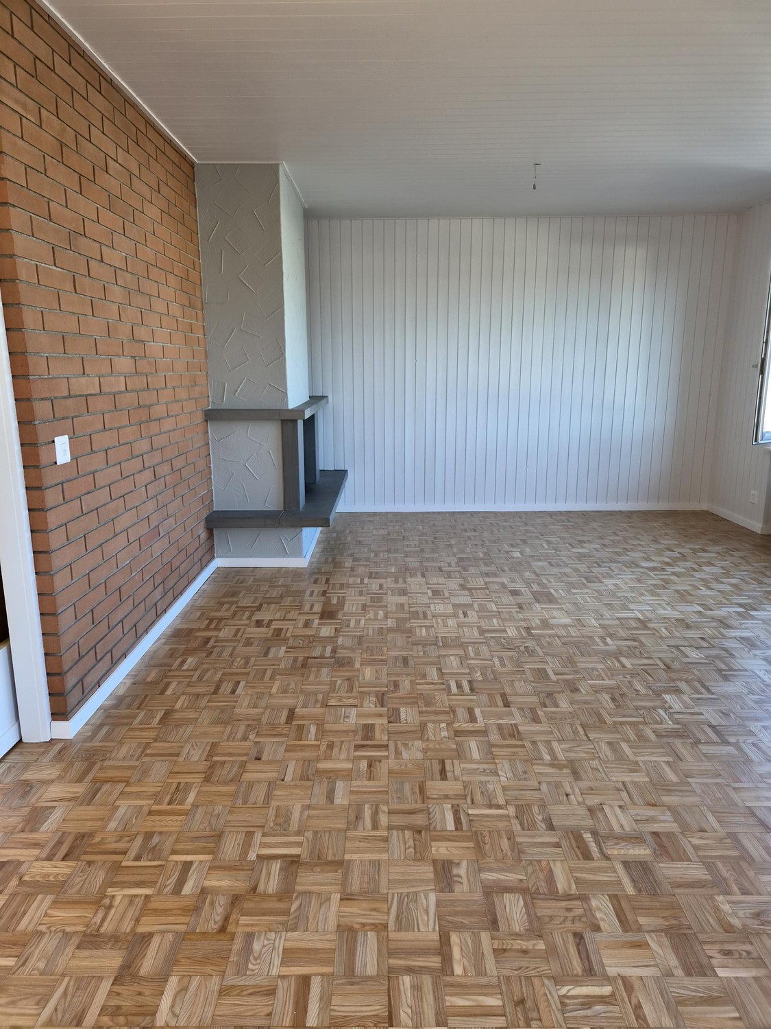 appartement de 4 pièces
description":"rénové et très bien entretenu, convient à un jeune couple, un ascenseur pour fauteuil roulant sera installé, un compartiment de cave, station de bus directement devant l'immeuble.", photo 6 sur 10