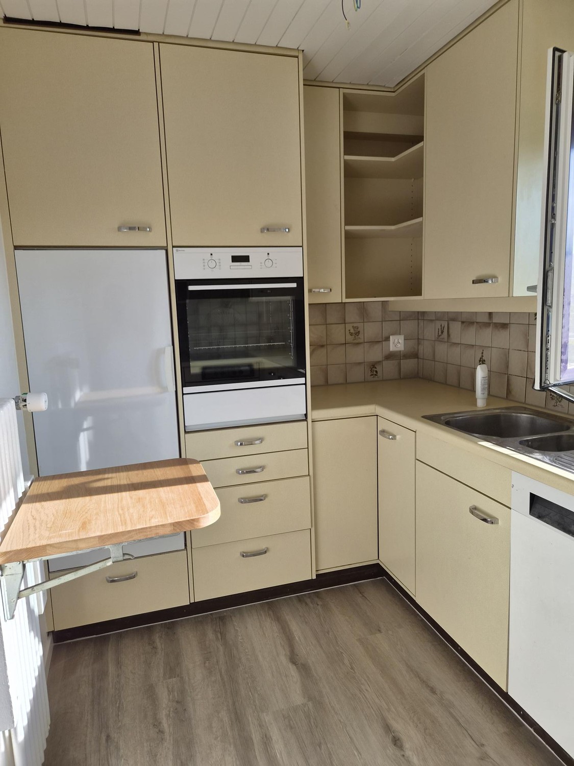 appartement de 4 pièces
description":"rénové et très bien entretenu, convient à un jeune couple, un ascenseur pour fauteuil roulant sera installé, un compartiment de cave, station de bus directement devant l'immeuble.", photo 9 sur 10
