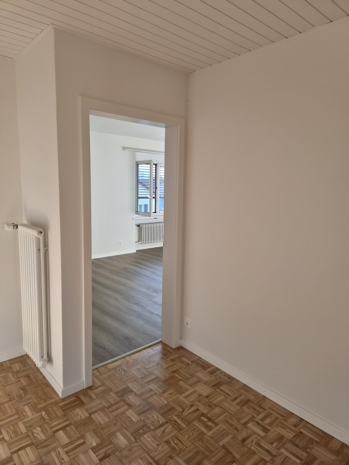 appartement de 4 pièces
description":"rénové et très bien entretenu, convient à un jeune couple, un ascenseur pour fauteuil roulant sera installé, un compartiment de cave, station de bus directement devant l'immeuble.", photo 5 sur 10