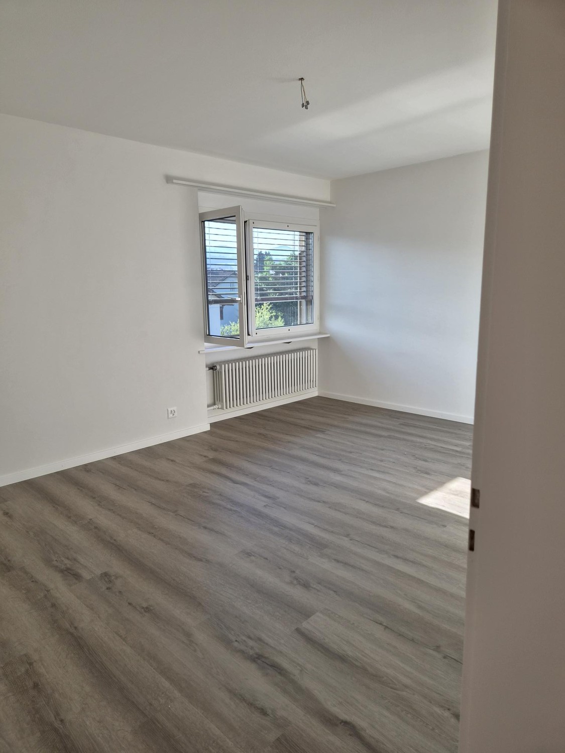 appartement de 4 pièces
description":"rénové et très bien entretenu, convient à un jeune couple, un ascenseur pour fauteuil roulant sera installé, un compartiment de cave, station de bus directement devant l'immeuble.", photo 7 sur 10