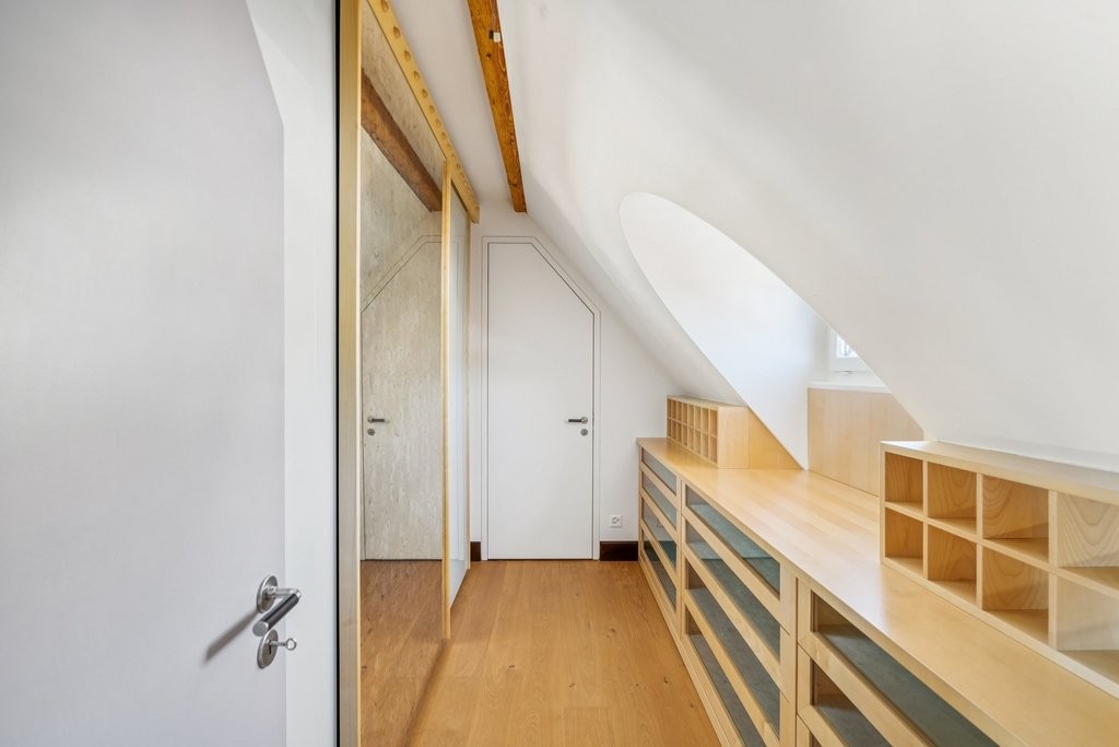 366m² de bureaux

Immédiatement ou à convenir, nous vous proposons des locaux de bureaux idéalement situés avec les avantages suivants.

- grandes surfaces de bureaux lumineuses sur deux étages
- plusieurs sanitaires incluant douche et baignoires
- trois grands balcons avec vue sur la ville de St. G