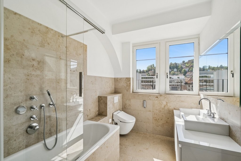 366m² de bureaux

Immédiatement ou à convenir, nous vous proposons des locaux de bureaux idéalement situés avec les avantages suivants.

- grandes surfaces de bureaux lumineuses sur deux étages
- plusieurs sanitaires incluant douche et baignoires
- trois grands balcons avec vue sur la ville de St. G