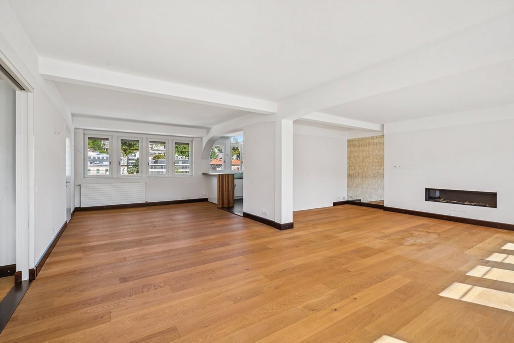 366m² de bureaux

Immédiatement ou à convenir, nous vous proposons des locaux de bureaux idéalement situés avec les avantages suivants.

- grandes surfaces de bureaux lumineuses sur deux étages
- plusieurs sanitaires incluant douche et baignoires
- trois grands balcons avec vue sur la ville de St. G