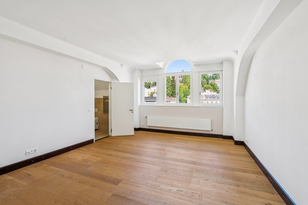366m² de bureaux

Immédiatement ou à convenir, nous vous proposons des locaux de bureaux idéalement situés avec les avantages suivants.

- grandes surfaces de bureaux lumineuses sur deux étages
- plusieurs sanitaires incluant douche et baignoires
- trois grands balcons avec vue sur la ville de St. G