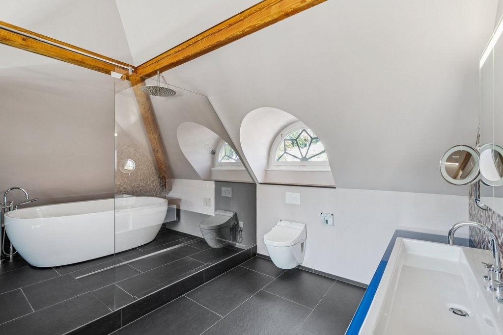 366m² de bureaux

Immédiatement ou à convenir, nous vous proposons des locaux de bureaux idéalement situés avec les avantages suivants.

- grandes surfaces de bureaux lumineuses sur deux étages
- plusieurs sanitaires incluant douche et baignoires
- trois grands balcons avec vue sur la ville de St. G