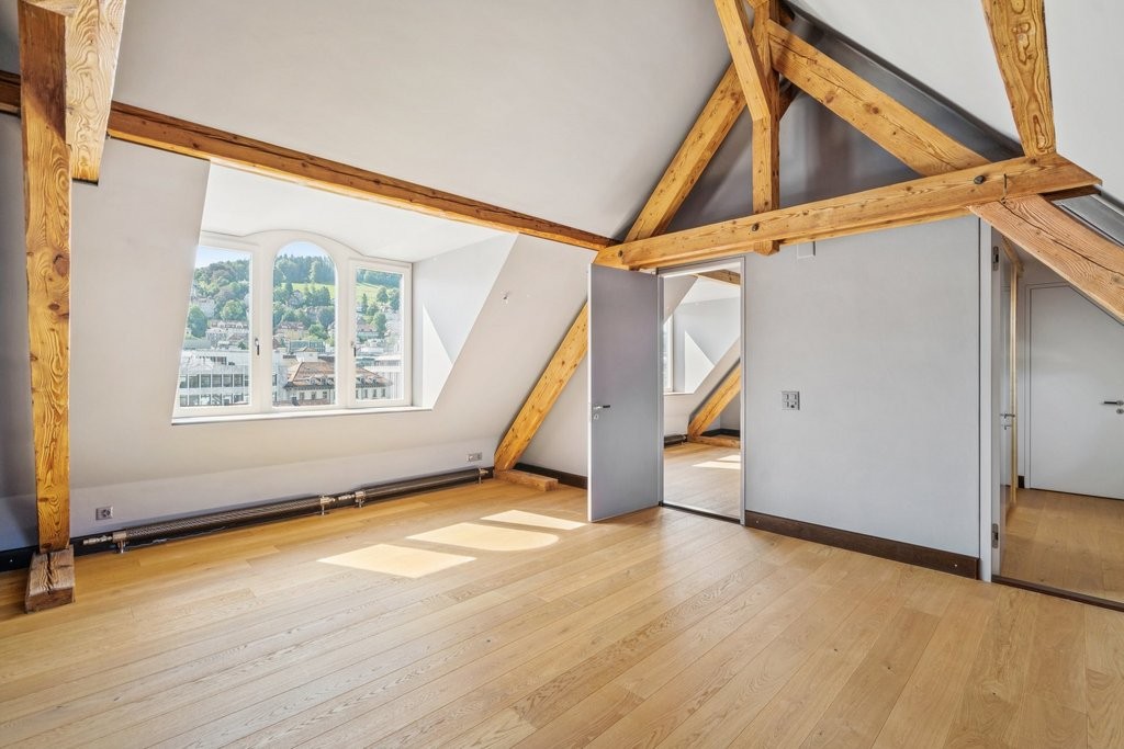 366m² de bureaux

Immédiatement ou à convenir, nous vous proposons des locaux de bureaux idéalement situés avec les avantages suivants.

- grandes surfaces de bureaux lumineuses sur deux étages
- plusieurs sanitaires incluant douche et baignoires
- trois grands balcons avec vue sur la ville de St. G