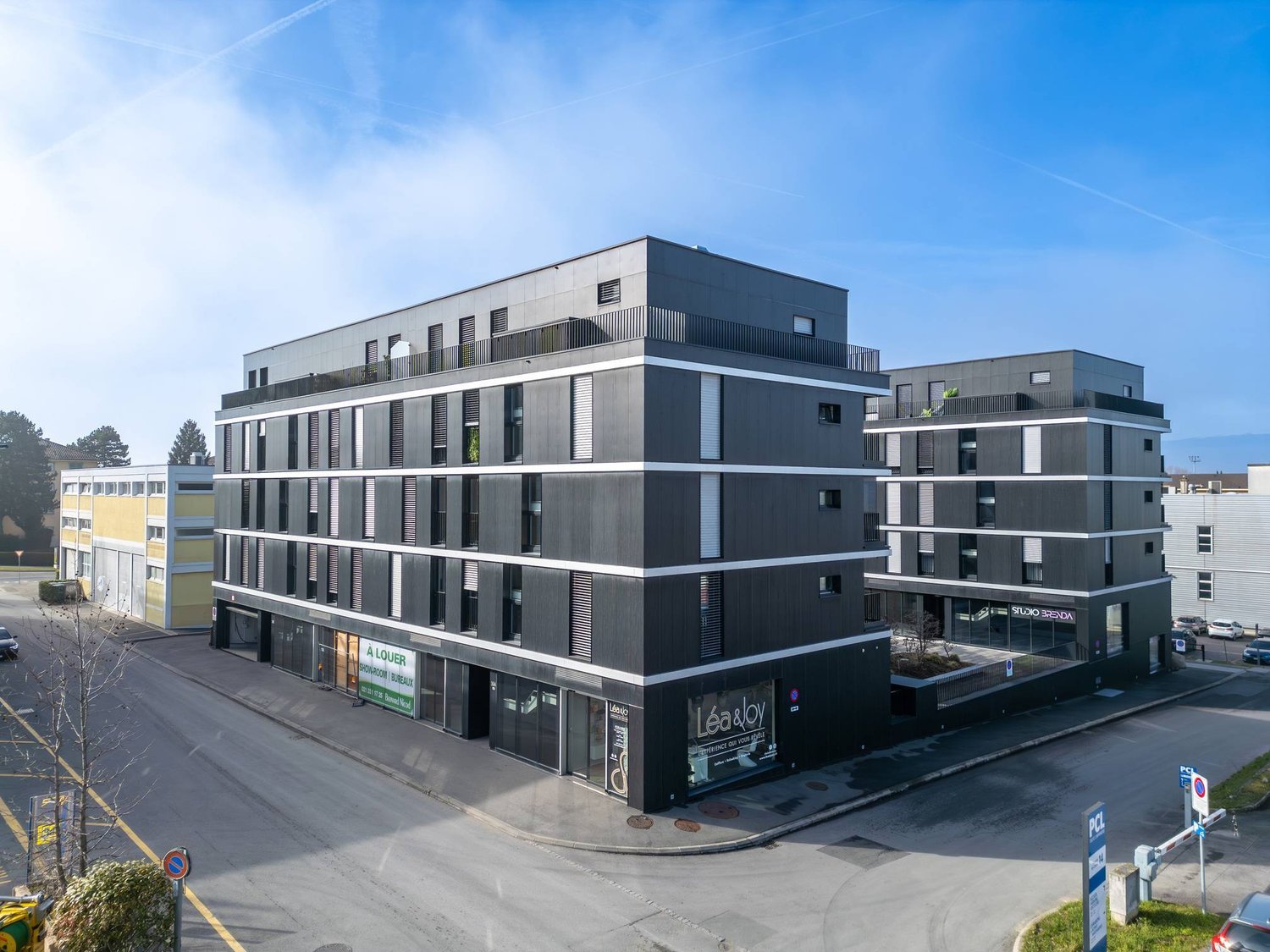 132m² arcade