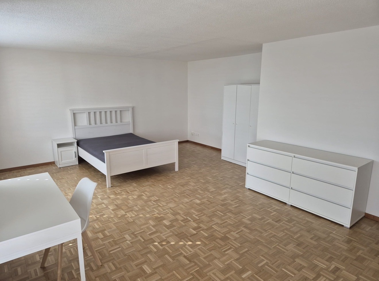 Chambre meublée à Zürich-Altstetten – disponible dès le 1. octobre 2026

Dès le 1. octobre, nous louons une chambre entièrement meublée à Zürich-Altstetten.

La chambre est équipée de :
- Lit
- Armoire
- Table de chevet
- Bureau
- Chaise
- Commode

Prix du loyer : CHF 1190.– par mois, toutes charges