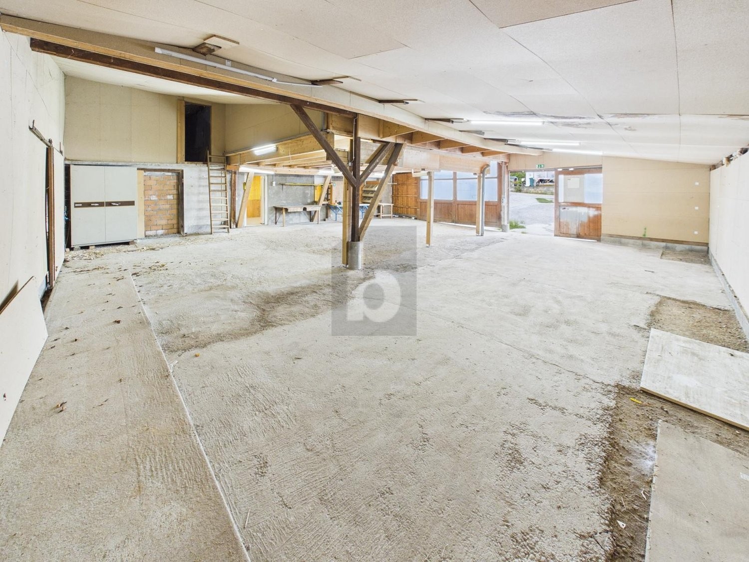 260m² atelier, photo 1 sur 4
