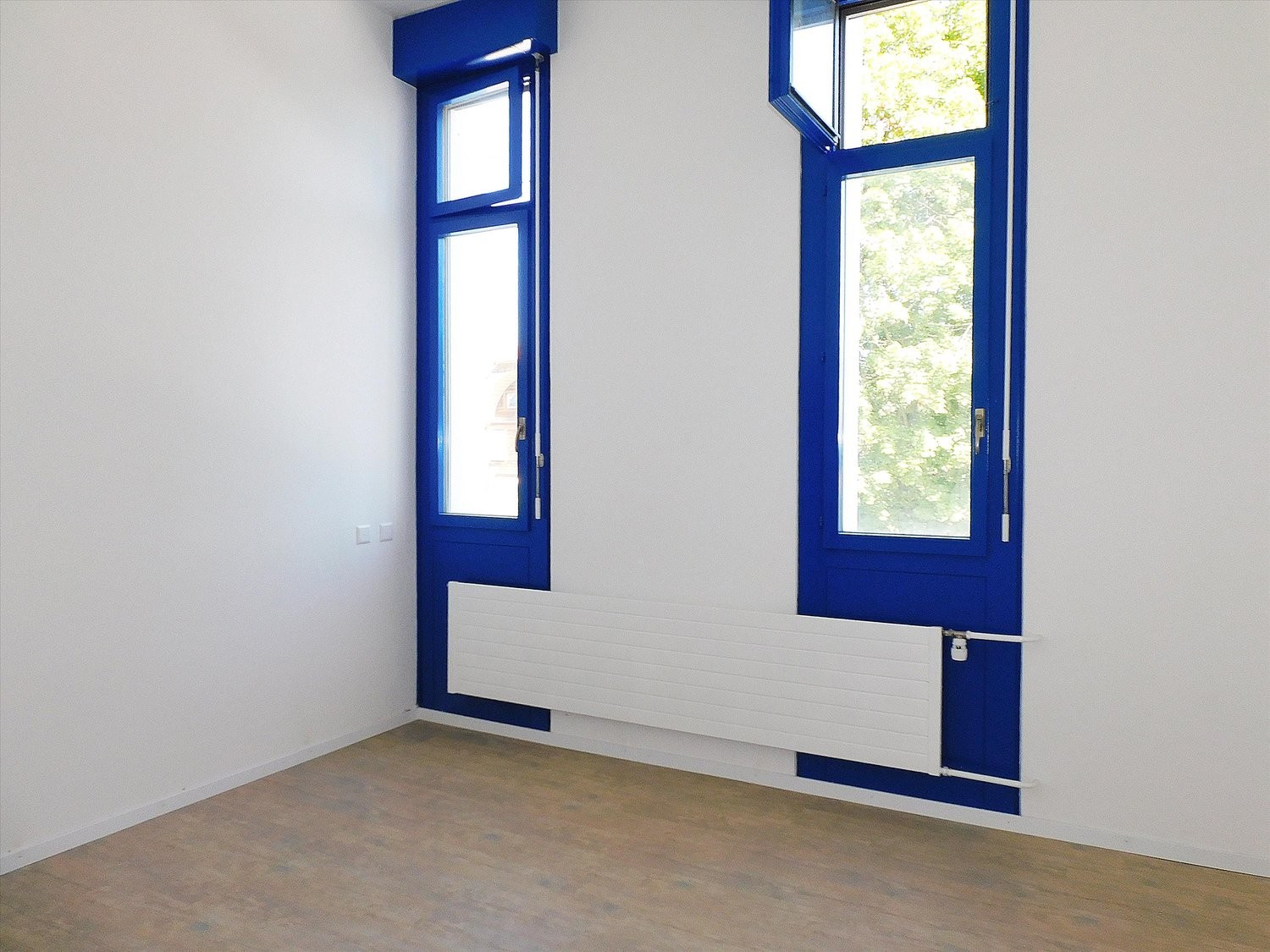 Bureaux de 210m²

Vous pouvez emménager immédiatement !

- 210.0 m2 de surface de bureau ou commerciale au 1er étage
- Pièces lumineuses et équipées de PVC
- Entièrement rénové
- Toilettes pour dames et pour messieurs en usage commun
- Un espace de stockage de 14.60 m2 peut être loué en complément
-