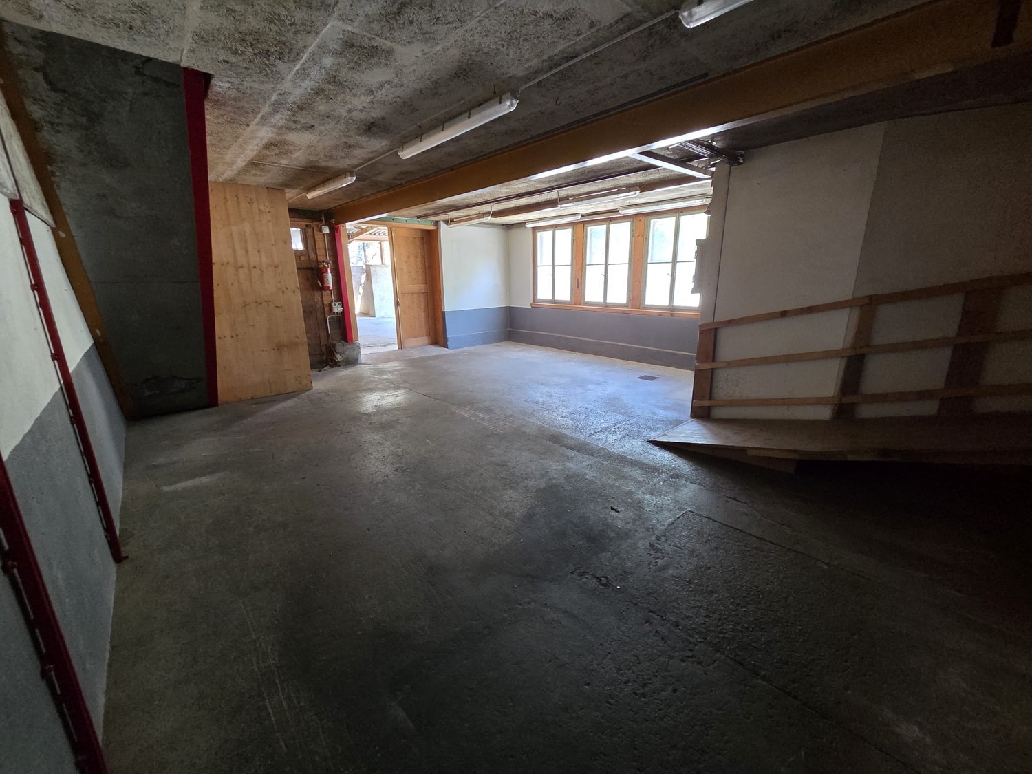 200m² commercial, photo 1 sur 4