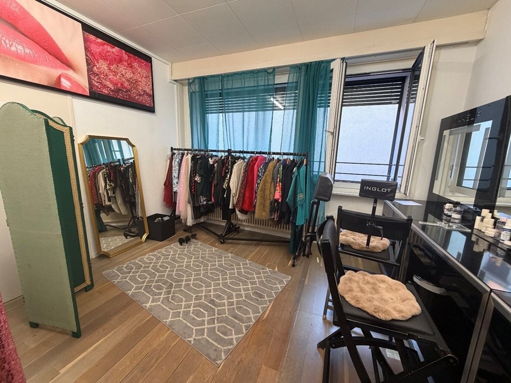 60m² shop