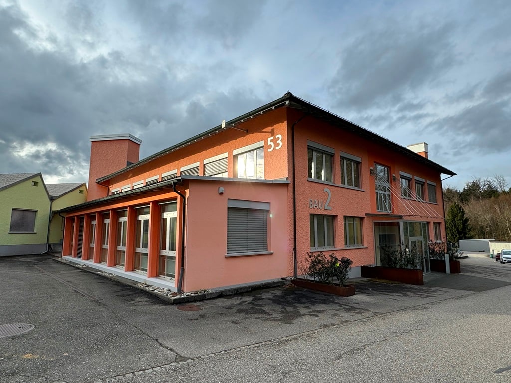 380m² commercial

emplacement rural - très bien accessible en véhicule

vaste surface commerciale lumineuse de 380m2 au 2. UG avec façade vitrée - toilettes privées dans l'objet - accès direct avec une grande installation de portes pour le déchargement de marchandises - l'espace polyvalent et modula, photo 2 sur 8