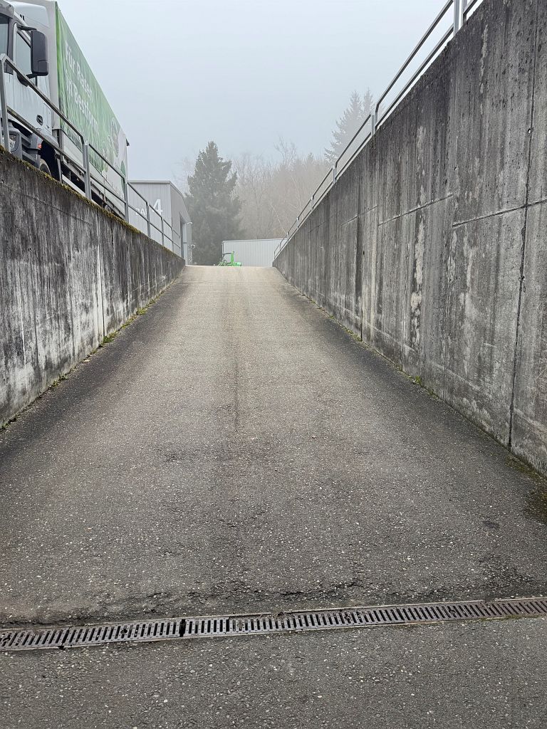 380m² commercial

emplacement rural - très bien accessible en véhicule

vaste surface commerciale lumineuse de 380m2 au 2. UG avec façade vitrée - toilettes privées dans l'objet - accès direct avec une grande installation de portes pour le déchargement de marchandises - l'espace polyvalent et modula, photo 6 sur 8