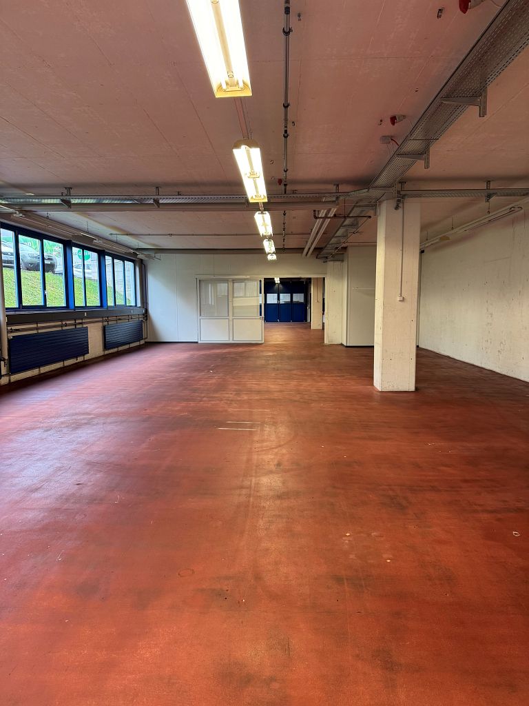 380m² commercial

emplacement rural - très bien accessible en véhicule

vaste surface commerciale lumineuse de 380m2 au 2. UG avec façade vitrée - toilettes privées dans l'objet - accès direct avec une grande installation de portes pour le déchargement de marchandises - l'espace polyvalent et modula, photo 4 sur 8