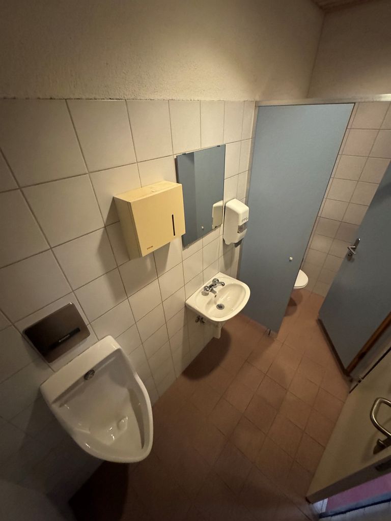 380m² commercial

emplacement rural - très bien accessible en véhicule

vaste surface commerciale lumineuse de 380m2 au 2. UG avec façade vitrée - toilettes privées dans l'objet - accès direct avec une grande installation de portes pour le déchargement de marchandises - l'espace polyvalent et modula, photo 8 sur 8