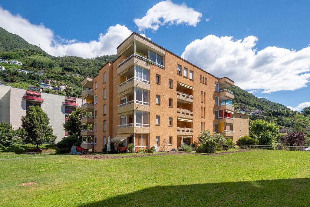 Appartement de 3 ½ pièces

A louer, un lumineux appartement de 3.5 pièces dans un quartier ensoleillé, verdoyant et calme. 

L'appartement est composé comme suit : 

  * salon lumineux avec carrelage blanc et de spacieux armoires murales 

  * cuisine fonctionnelle équipée avec lave-vaisselle 

  * , photo 1 sur 7