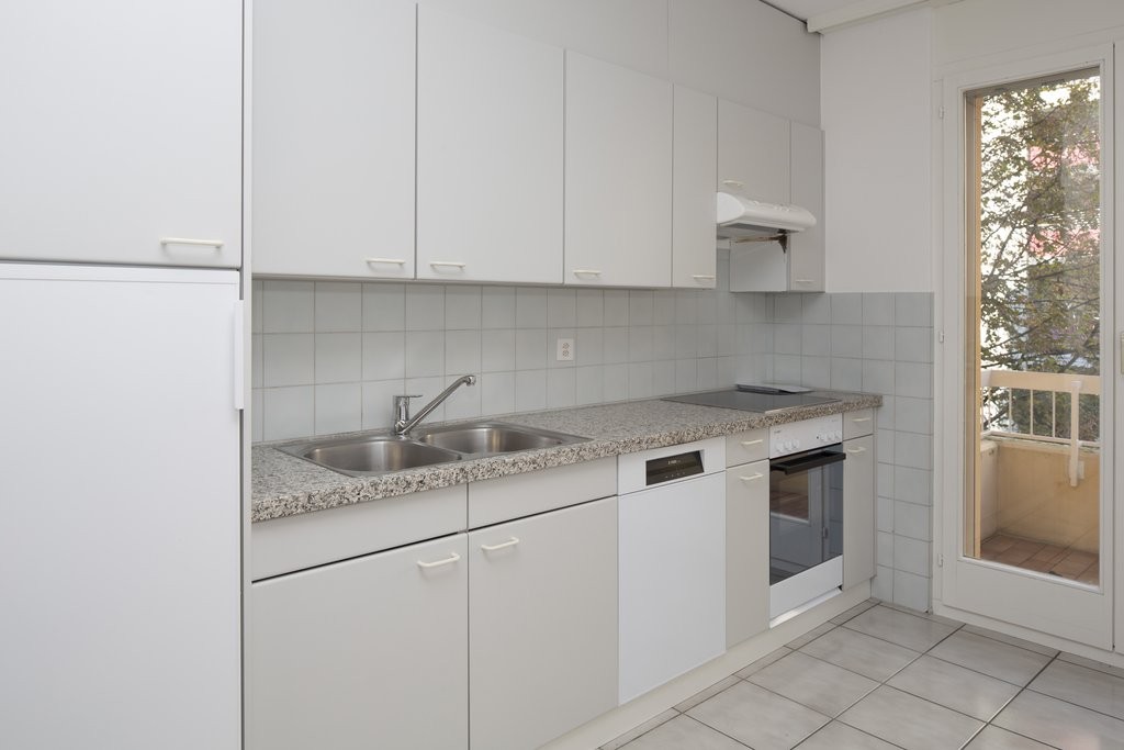 Appartement de 3 ½ pièces

A louer, un lumineux appartement de 3.5 pièces dans un quartier ensoleillé, verdoyant et calme. 

L'appartement est composé comme suit : 

  * salon lumineux avec carrelage blanc et de spacieux armoires murales 

  * cuisine fonctionnelle équipée avec lave-vaisselle 

  * , photo 3 sur 7