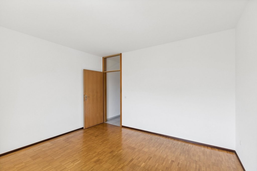 Appartement de 3 ½ pièces

A louer, un lumineux appartement de 3.5 pièces dans un quartier ensoleillé, verdoyant et calme. 

L'appartement est composé comme suit : 

  * salon lumineux avec carrelage blanc et de spacieux armoires murales 

  * cuisine fonctionnelle équipée avec lave-vaisselle 

  * , photo 5 sur 7