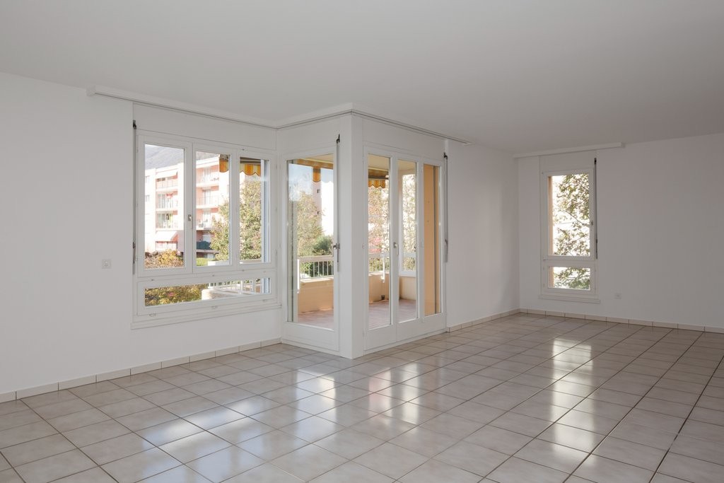Appartement de 3 ½ pièces

A louer, un lumineux appartement de 3.5 pièces dans un quartier ensoleillé, verdoyant et calme. 

L'appartement est composé comme suit : 

  * salon lumineux avec carrelage blanc et de spacieux armoires murales 

  * cuisine fonctionnelle équipée avec lave-vaisselle 

  * , photo 2 sur 7