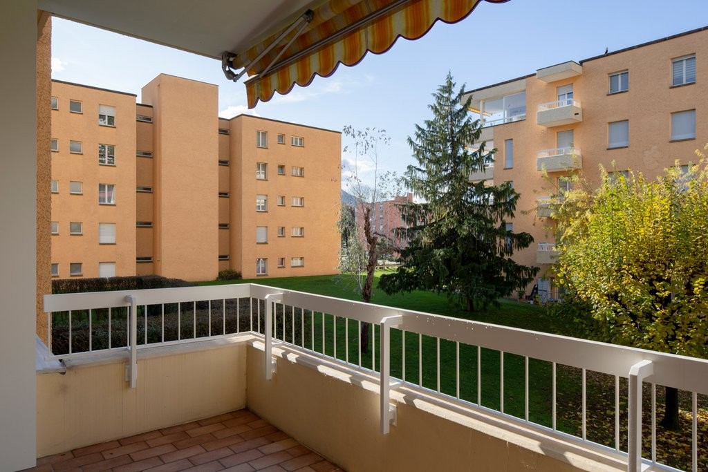 Appartement de 3 ½ pièces

A louer, un lumineux appartement de 3.5 pièces dans un quartier ensoleillé, verdoyant et calme. 

L'appartement est composé comme suit : 

  * salon lumineux avec carrelage blanc et de spacieux armoires murales 

  * cuisine fonctionnelle équipée avec lave-vaisselle 

  * , photo 7 sur 7