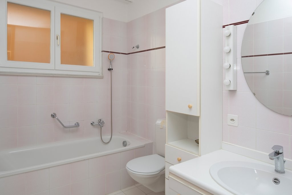 Appartement de 3 ½ pièces

A louer, un lumineux appartement de 3.5 pièces dans un quartier ensoleillé, verdoyant et calme. 

L'appartement est composé comme suit : 

  * salon lumineux avec carrelage blanc et de spacieux armoires murales 

  * cuisine fonctionnelle équipée avec lave-vaisselle 

  * , photo 6 sur 7