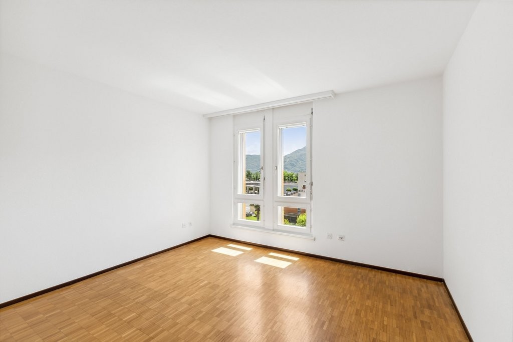 Appartement de 3 ½ pièces

A louer, un lumineux appartement de 3.5 pièces dans un quartier ensoleillé, verdoyant et calme. 

L'appartement est composé comme suit : 

  * salon lumineux avec carrelage blanc et de spacieux armoires murales 

  * cuisine fonctionnelle équipée avec lave-vaisselle 

  * , photo 4 sur 7