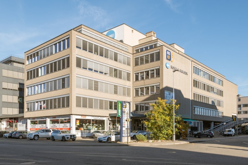 Nous louons dès maintenant ou sur rendez-vous des places de stationnement pour motos dans le garage à Dietikon à partir de CHF 40.-/mois plus 8.1% TVA.

Intéressé ? Une visite en vaut la peine.