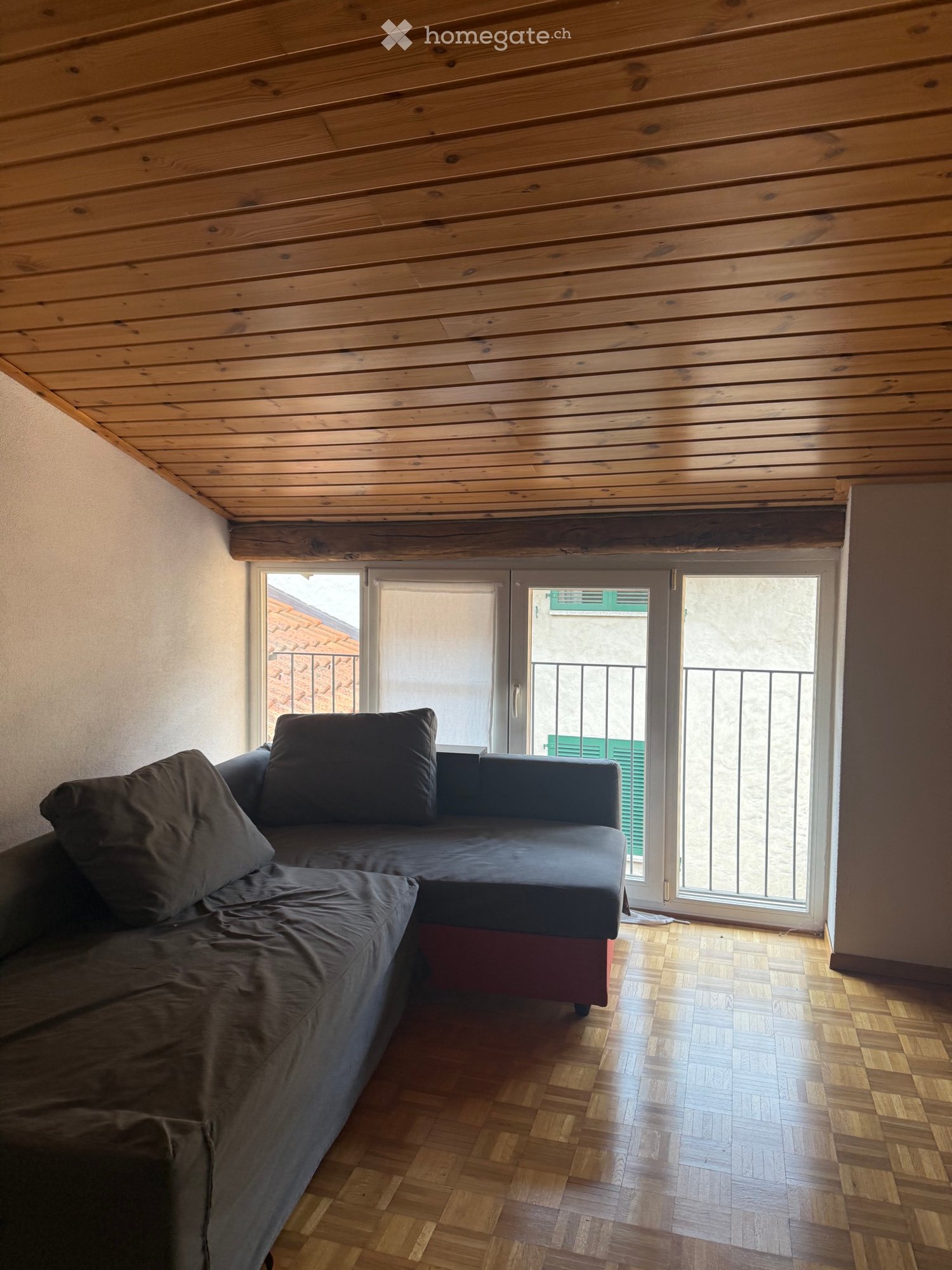 Appartement de 2 pièces
Je cherche un repreneur pour un charmant appartement de 2,5 pièces réparti sur deux étages, avec mansarde,
place de parc extérieure découverte et cave.
CHF 1100.- + CHF 150 de charges
Possibilité de reprendre tous les meubles, prix à convenir.
Arrêt de bus juste devant la mai, photo 1 sur 5