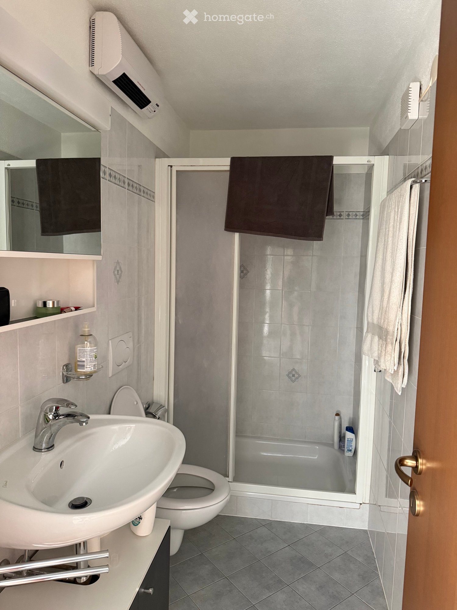 Appartement de 2 pièces
Je cherche un repreneur pour un charmant appartement de 2,5 pièces réparti sur deux étages, avec mansarde,
place de parc extérieure découverte et cave.
CHF 1100.- + CHF 150 de charges
Possibilité de reprendre tous les meubles, prix à convenir.
Arrêt de bus juste devant la mai, photo 4 sur 5