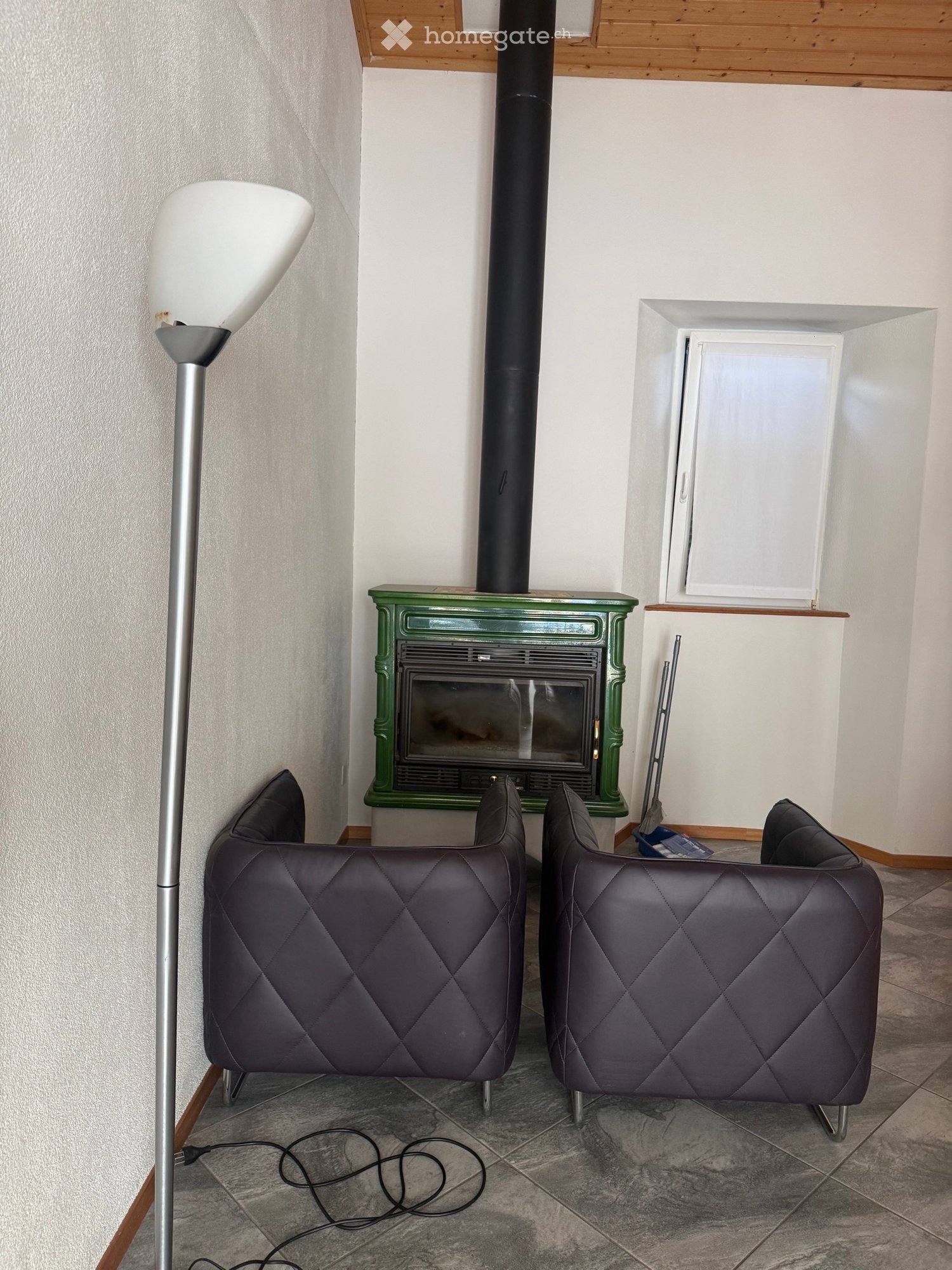 Appartement de 2 pièces
Je cherche un repreneur pour un charmant appartement de 2,5 pièces réparti sur deux étages, avec mansarde,
place de parc extérieure découverte et cave.
CHF 1100.- + CHF 150 de charges
Possibilité de reprendre tous les meubles, prix à convenir.
Arrêt de bus juste devant la mai, photo 5 sur 5