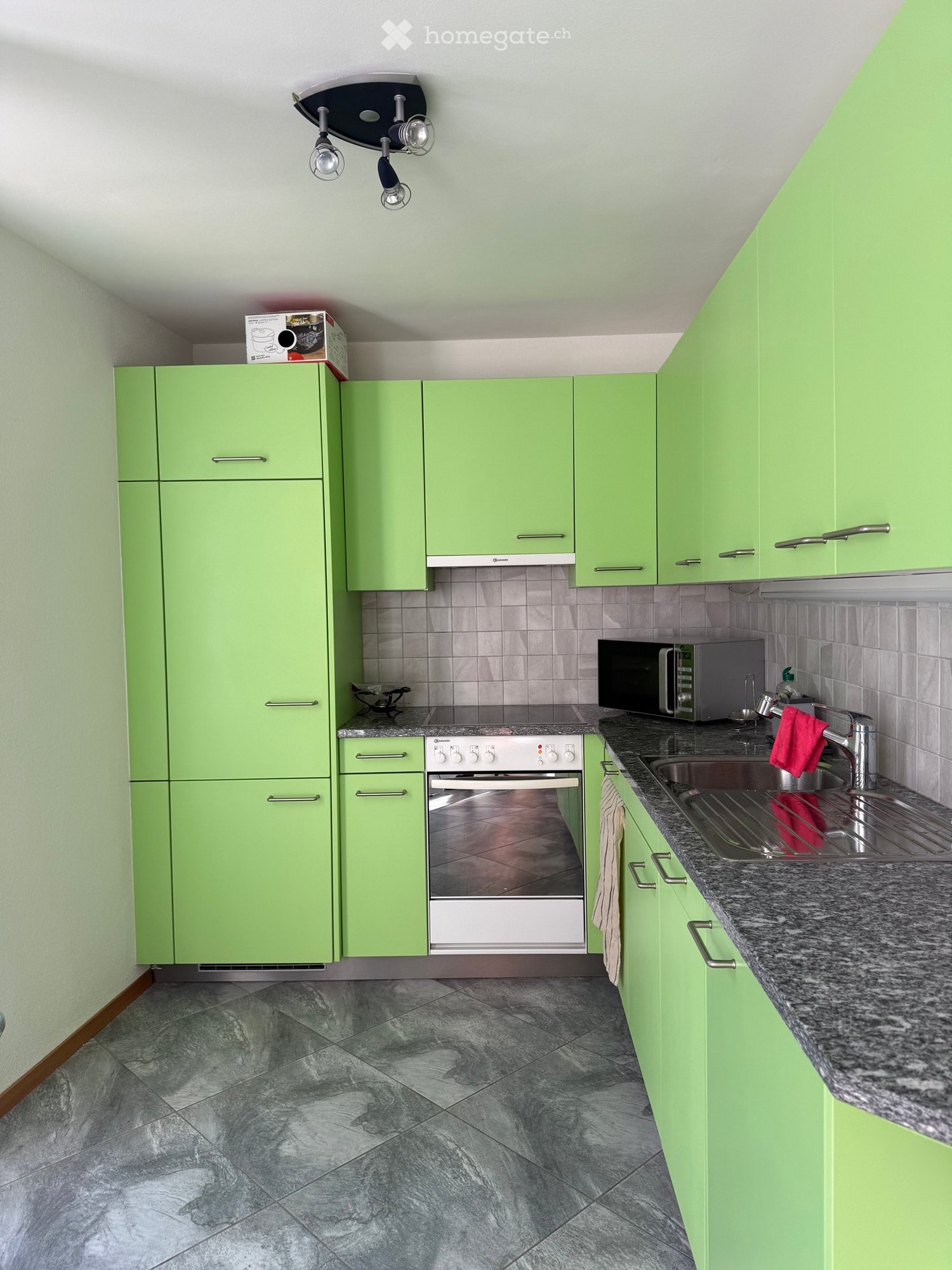 Appartement de 2 pièces
Je cherche un repreneur pour un charmant appartement de 2,5 pièces réparti sur deux étages, avec mansarde,
place de parc extérieure découverte et cave.
CHF 1100.- + CHF 150 de charges
Possibilité de reprendre tous les meubles, prix à convenir.
Arrêt de bus juste devant la mai, photo 3 sur 5
