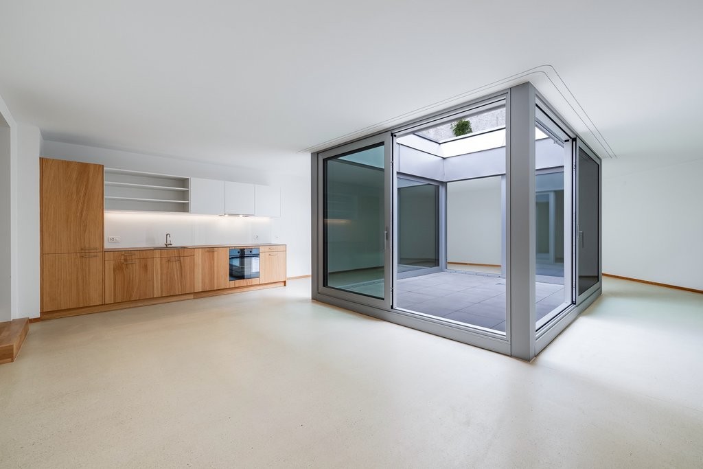 Appartement de 1 ½ pièces

Au centre-ville de Bâle, 14 appartements uniques ont été créés à l'été 2024 au Rümelinbachweg.

Grâce à sa situation entre une zone de loisirs de proximité et la célèbre Steinenvorstadt, l'emplacement offre la meilleure base pour un espace de vie équilibré.

Pour votre con, photo 2 sur 3