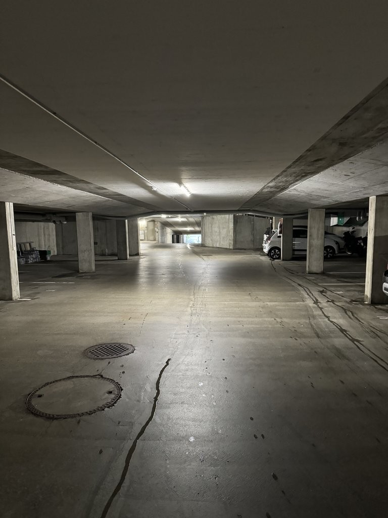 Places de stationnement couverts pour motos