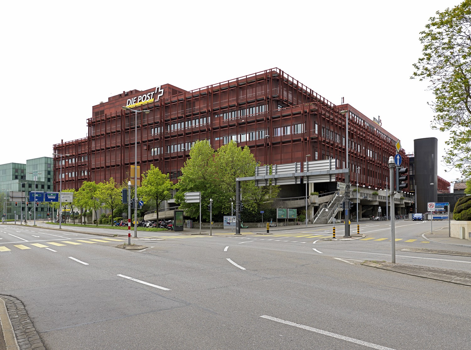 819m² shop, photo 1 sur 2