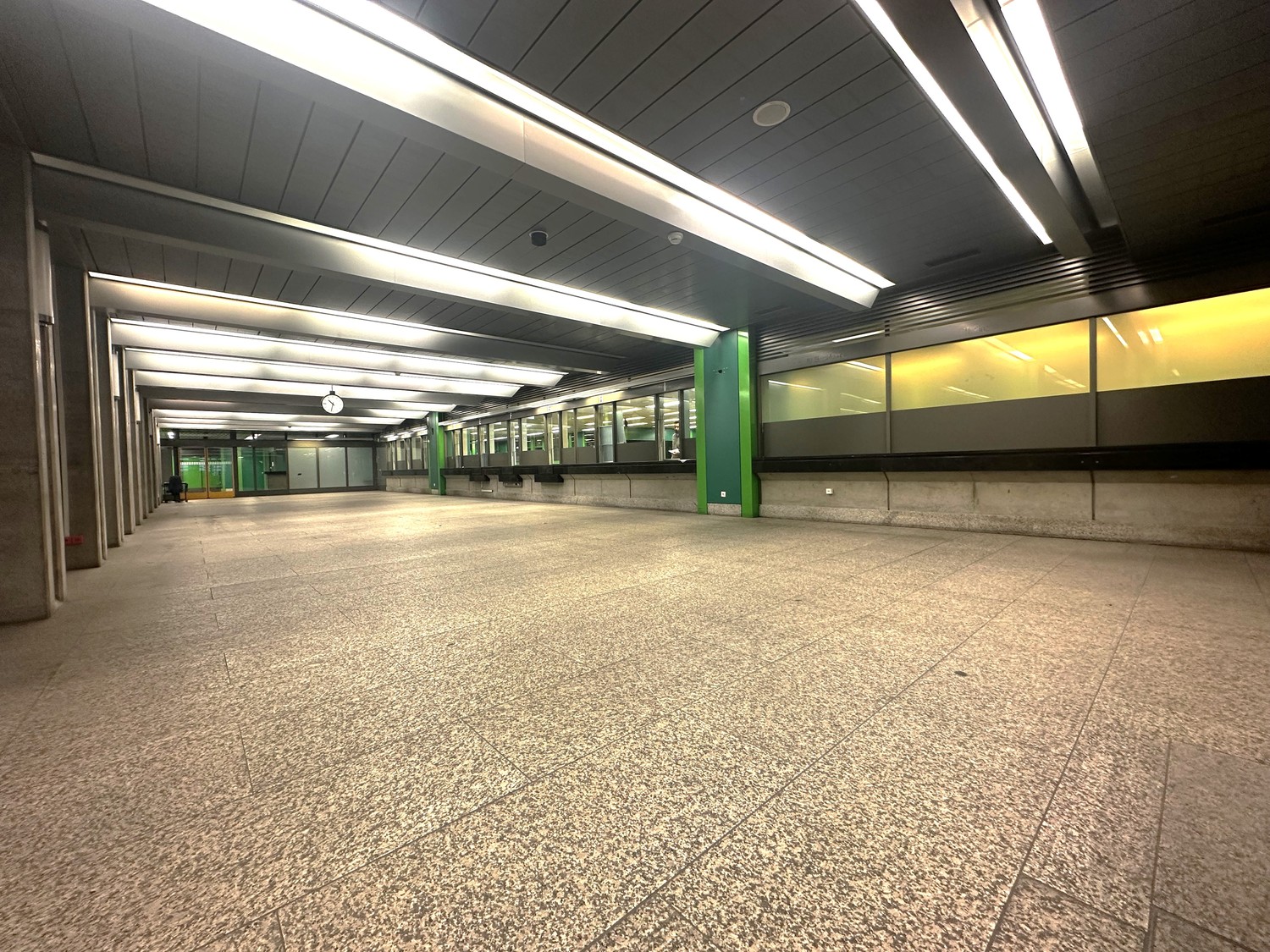 819m² shop, photo 2 sur 2