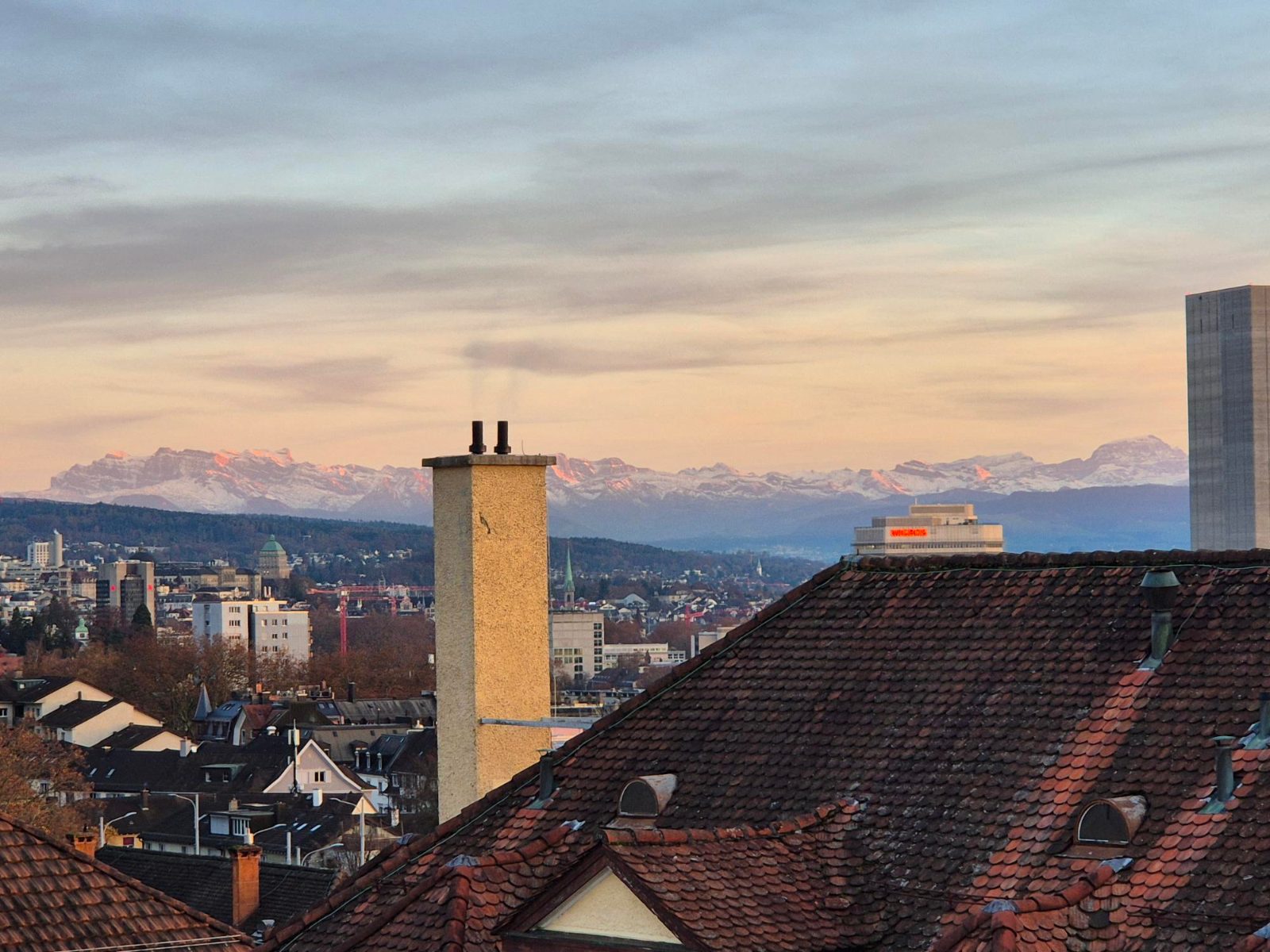 Atelier de toit lumineux / Studio avec vue sur les Alpes à Zürich