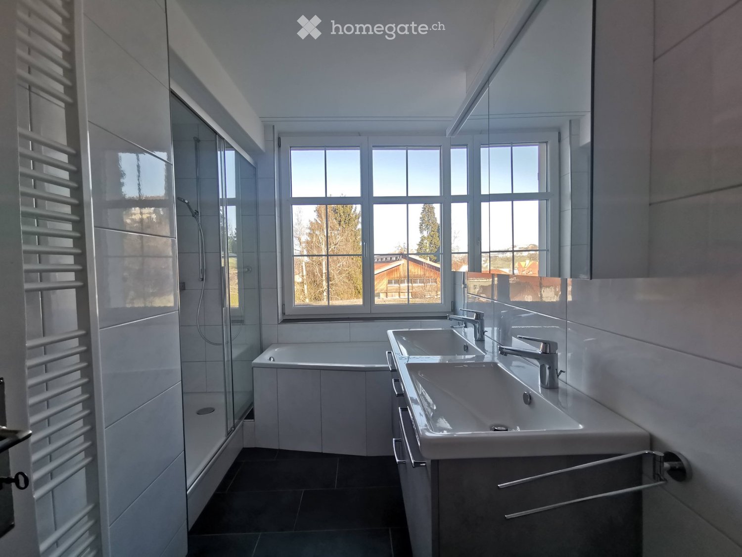 Appartement de 5 ½ pièces

Cet appartement spacieux et lumineux de 5 ½ pièces situé dans le quartier prisé d'Ebnet à Herisau offre beaucoup d'espace et un emplacement résidentiel calme et ensoleillé, idéal pour les familles ou les couples ayant besoin d'espace.

Aperçu de l'appartement
- 5 ½ pièces,, photo 4 sur 5
