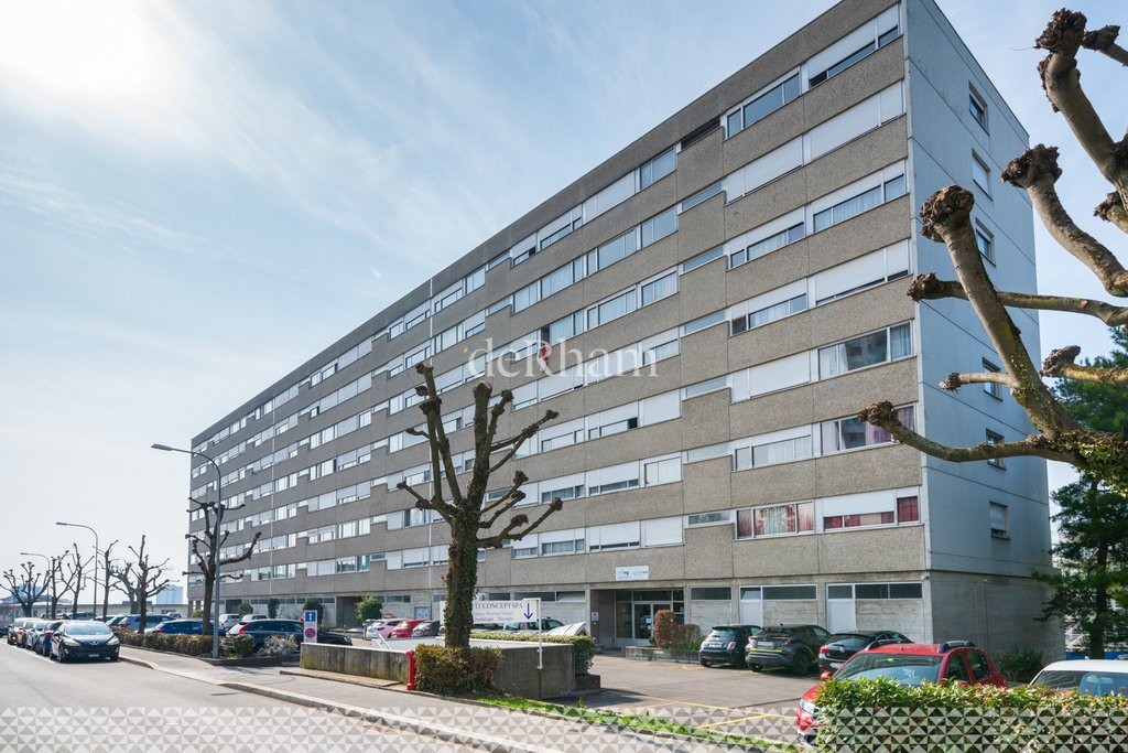 551m² office