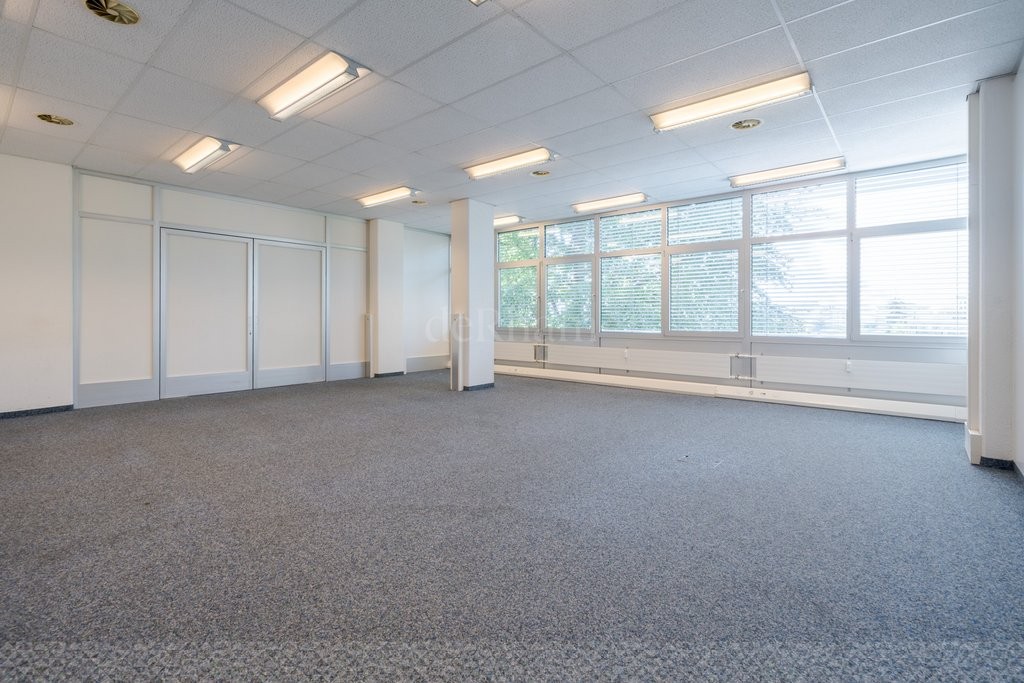 551m² office