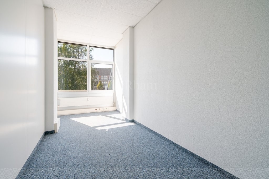 551m² office