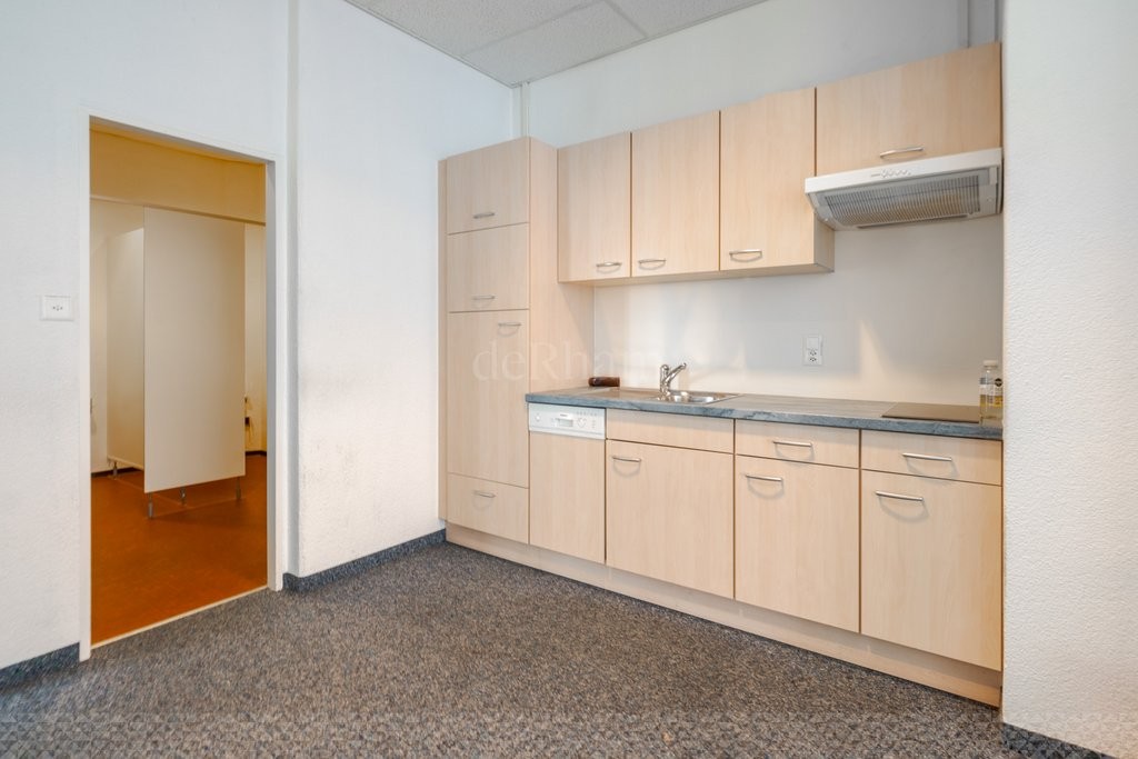 551m² office