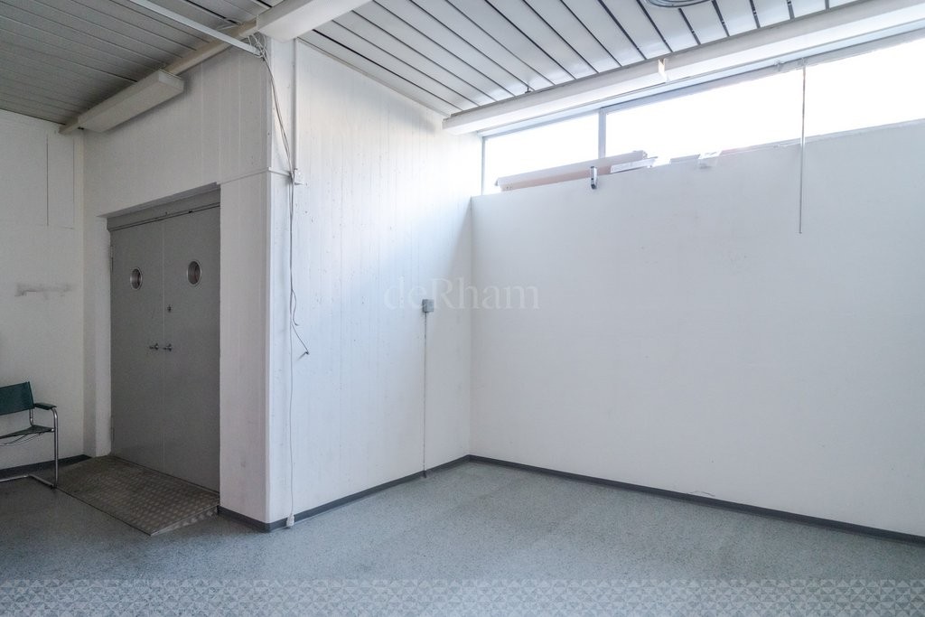 551m² office