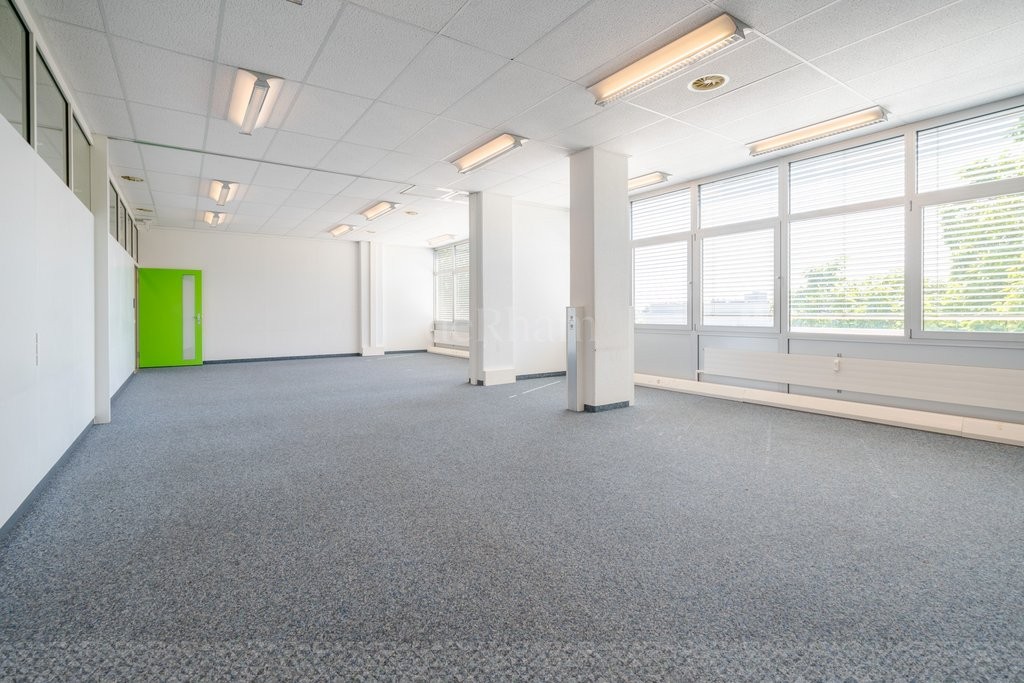 551m² office