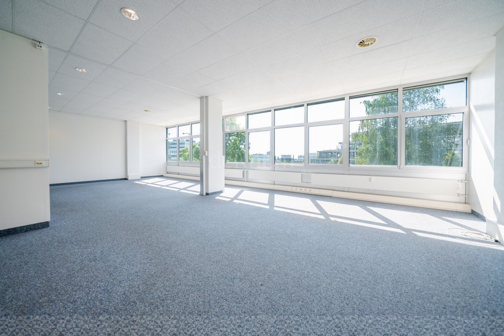 551m² office