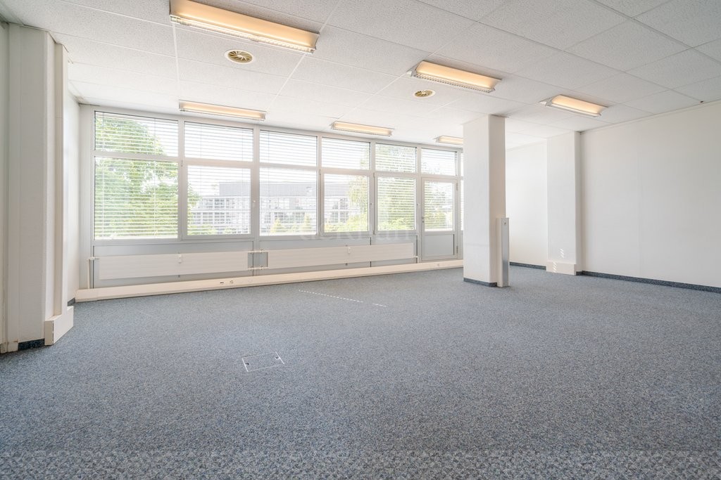 551m² office