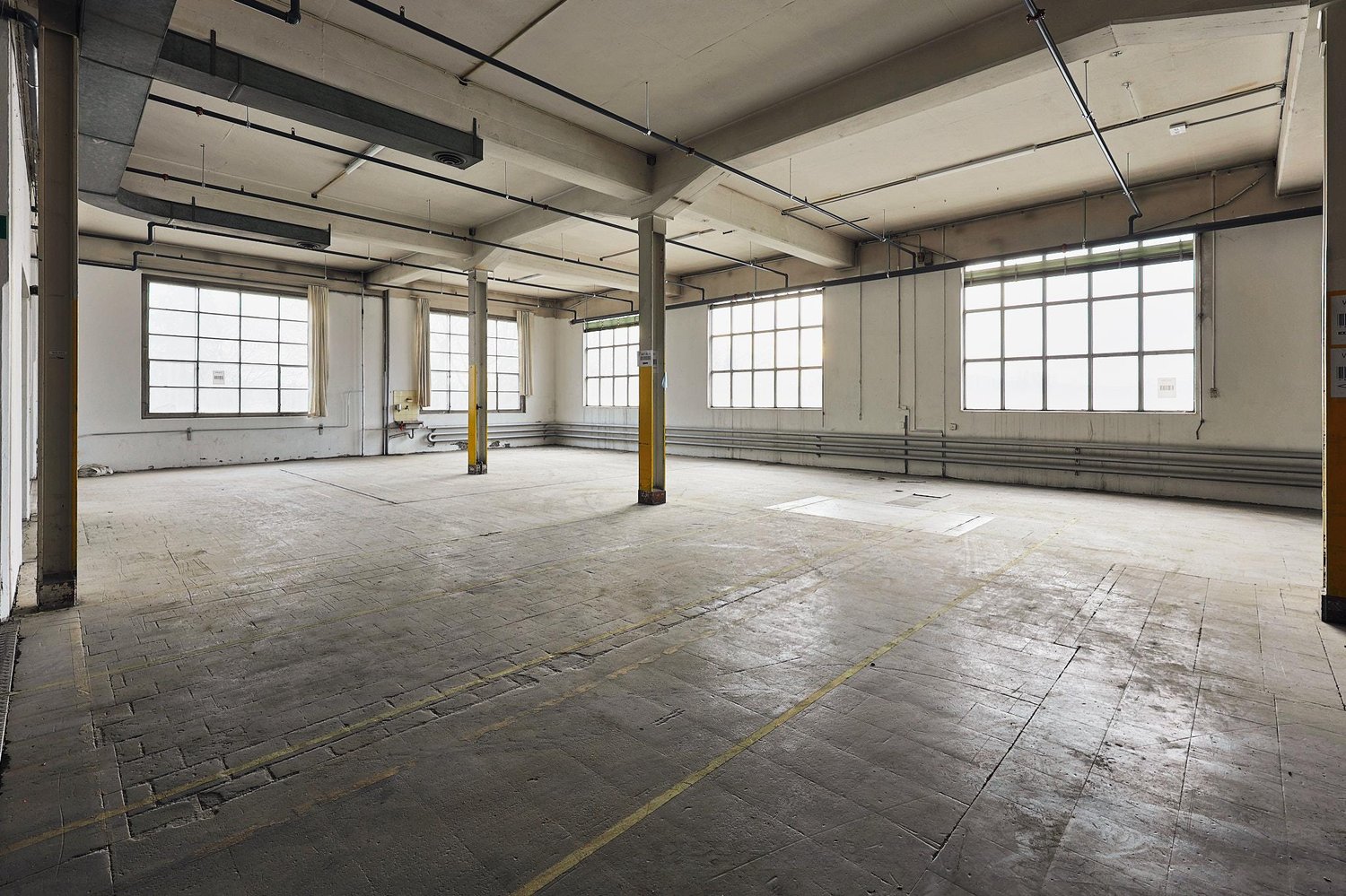 584m² commercial, photo 2 sur 9